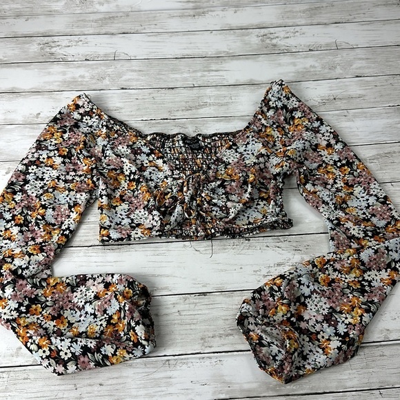Rue21 Tops - RUE 21 crop long sleeve floral top sz S